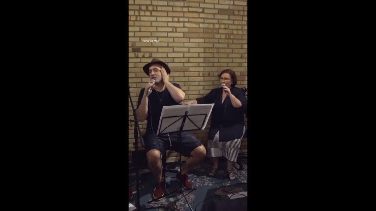 Paulo Gustavo e Dona Déa cantando em Filho da Mãe!
